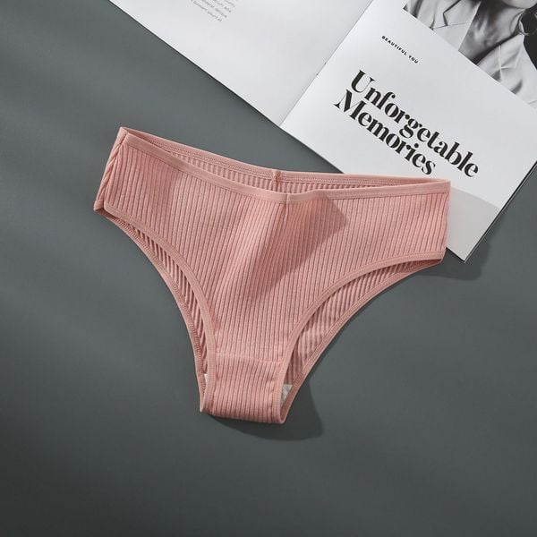 Figi z prążkowanego materiału średni stan Betti. Czerwone figi damskie Intica, s, bez wzorów, prążkowane. Za 49.00 zł.