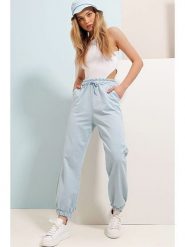 Trend Alacati Spodnie dresowe "Trend Alaçat Stili" w kolorze błękitnym rozmiar: M. Niebieskie spodnie dresowe damskie Trend Alacati, m, bez wzorów, z bawełny. Za 52.99 zł.