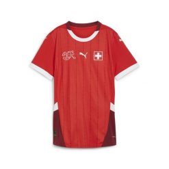 Damska, domowa koszulka reprezentacji Szwajcarii w piłce nożnej 2024 PUMA. Czerwone t-shirty damskie Puma, bez wzorów, bez kołnierzyka. Za 449.00 zł.