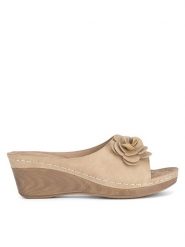 Clara Barson Klapki WYL05010-29 Beżowy. Brązowe klapki damskie Clara Barson, bez wzorów, z syntetyku, bez obcasa. Za 62.99 zł.