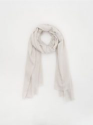 Gładki szal - jasnoszary. Szare szaliki i kominy damskie Reserved, bez wzorów. W wyprzedaży za 22.99 zł.