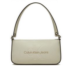 Torebka Calvin Klein Jeans. Brązowe torebki klasyczne damskie Calvin Klein Jeans, bez wzorów, z jeansu, bez dodatków. Za 259.99 zł.