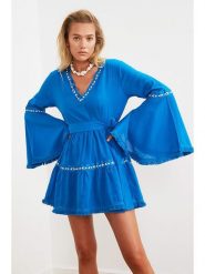 Trendyol Sukienka w kolorze niebieskim rozmiar: 38. Niebieskie sukienki damskie Trendyol, bez wzorów, z bawełny, bez kołnierzyka, bez ramiączek, mini. Za 78.84 zł.