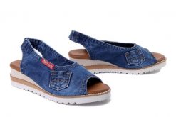 ARTIKER RELAKS 54C0206 jeans, sandały damskie. Niebieskie sandały damskie Artiker Relaks, bez wzorów, z jeansu, bez obcasa, na koturnie. Za 161.94 zł.