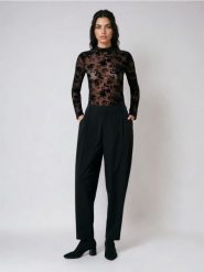 Spodnie materiałowe barrel z zakładkami - czarny. Czarne spodnie materiałowe damskie Sinsay, bez wzorów, z materiału. Za 59.99 zł.