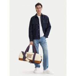 Torba weekendowa Guess Jeans. Białe torebki klasyczne damskie Guess Jeans, z aplikacjami, z jeansu, bez dodatków. Za 312.99 zł.