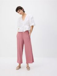 Spodnie culotte - brudny róż. Czerwone spodnie materiałowe damskie Reserved, bez wzorów, z dzianiny. Za 69.99 zł.