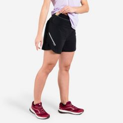 Spodenki do biegania w terenie damskie Kiprun. Czarne szorty damskie KIPRUN, bez wzorów, ze skóry, sportowe. Za 99.99 zł.