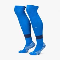 Skarpety piłkarskie Nike Strike Crew. Niebieskie skarpetki męskie Nike, bez wzorów, z materiału. Za 101.60 zł.