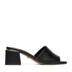 Klapki Nine West. Czarne klapki damskie Nine West, bez wzorów, bez obcasa. Za 199.99 zł.