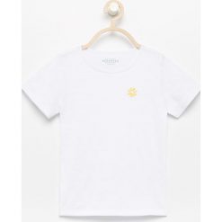 T-shirt z haftem - Biały. Białe koszulki dziewczęce Reserved, bez wzorów, bez ramiączek. W wyprzedaży za 9.99 zł.