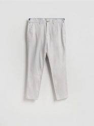 Spodnie chino slim fit - jasnoszary. Szare spodnie materiałowe męskie Reserved, bez wzorów, z bawełny. Za 149.99 zł.