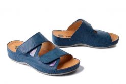 DR. BRINKMANN 700747-51 mittelblau, klapki damskie. Niebieskie klapki damskie Dr. Brinkmann, bez wzorów, ze skóry, bez obcasa, na koturnie. Za 279.92 zł.
