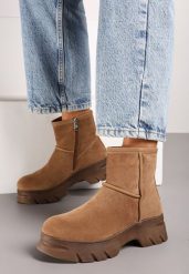 Brązowe Botki z Imitacji Zamszu na Tłoczonej Podeszwie Zinqua. Brązowe botki damskie Born2be, z jeansu, eleganckie, bez obcasa, na platformie, bez zapięcia. Za 159.99 zł.