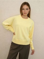 Sweter basic z wiskozą - żółty. Żółte swetry klasyczne damskie Sinsay, l, z wiskozy, bez kołnierzyka. Za 49.99 zł.