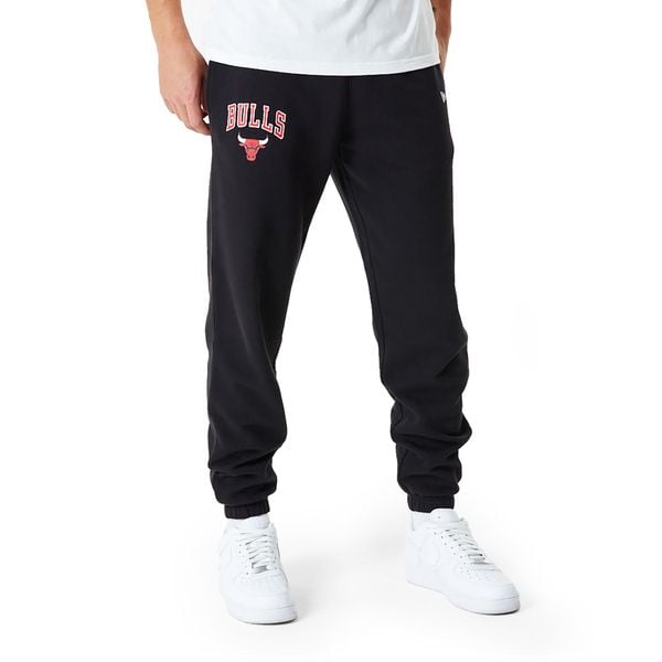 Spodnie męskie New Era NBA Essentials Jogger Chicago Bulls. Czarne spodnie materiałowe męskie New Era, bez wzorów, sportowe. Za 257.05 zł.