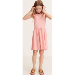 Mango Kids - Sukienka dziecięca Malena 110-164 cm. Czerwone sukienki dziewczęce Mango Kids, bez wzorów, z bawełny, casualowe, bez ramiączek. W wyprzedaży za 29.90 zł.