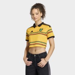 Krótka podstawowa koszulka Jamajka 26 x Bob Marley. Żółte bluzki damskie Adidas, bez wzorów, klasyczne, bez kołnierzyka, bez ramiączek. Za 369.00 zł.