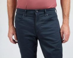 WRANGLER GREENSBORO MĘSKIE SPODNIE MATERIAŁOWE CHINO CHINOSY MARINE NAVY W15QOFB14 112320811. Niebieskie spodnie materiałowe męskie Wrangler, bez wzorów, z materiału, marine. Za 239.99 zł.