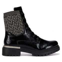 Trzewiki Rieker. Czarne botki damskie Rieker, bez obcasa, na płaskiej podeszwie, bez zapięcia. Za 389.99 zł.