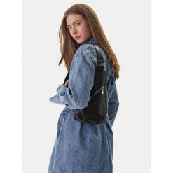 Plecak Guess. Czarne plecaki damskie Guess, z aplikacjami. Za 253.99 zł.