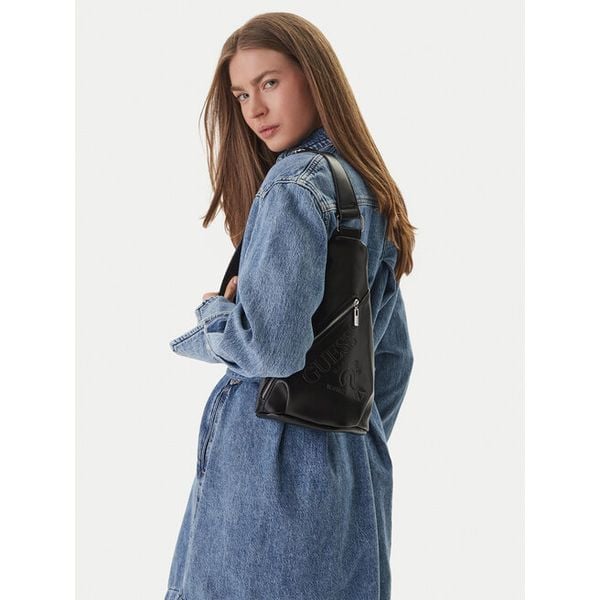 Plecak Guess. Czarne plecaki damskie Guess, z aplikacjami. Za 253.99 zł.