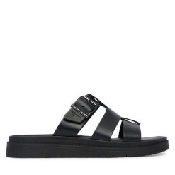 Klapki Tamaris. Czarne klapki damskie Tamaris, bez wzorów, bez obcasa. Za 299.99 zł.