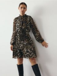 Wzorzysta sukienka mini - wielobarwny. Sukienki damskie Reserved, l, bez wzorów, z tkaniny, bez kołnierzyka, bez ramiączek, mini, rozkloszowane. W wyprzedaży za 49.99 zł.