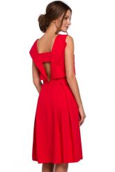 Elegancka rozkloszowana sukienka z dekoltem na plecach czerwona. Czerwone sukienki damskie Sukienki.shop, do pracy, xl, bez wzorów, biznesowe, bez kołnierzyka, bez ramiączek, midi, rozkloszowane. Za 339.00 zł.