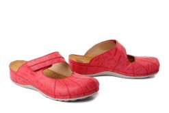 DR. BRINKMANN 700763-04 rot, klapki damskie. Czerwone klapki damskie Dr. Brinkmann, bez wzorów, ze skóry, bez obcasa. Za 280.42 zł.