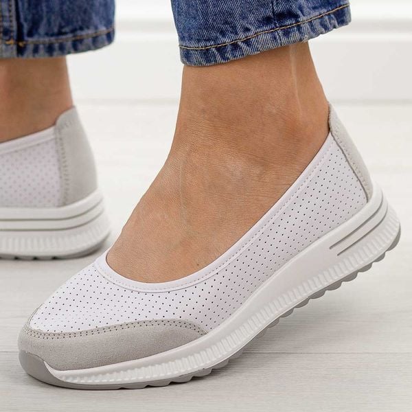 Białe gr ażurowane skórzane baleriny damskie T.Sokolski w26-608. Białe baleriny damskie Sokolski, w ażurowe wzory, z dresówki, bez obcasa, na płaskiej podeszwie. Za 199.00 zł.