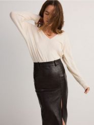 Sweter z domieszką wełny - kremowy. Białe swetry klasyczne damskie Reserved, l, z dzianiny, bez kołnierzyka. W wyprzedaży za 69.99 zł.