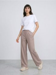 Spodnie wide leg z grubej prążkowanej dzianiny - kremowy. Białe spodnie materiałowe damskie Sinsay, bez wzorów, z dzianiny. Za 49.99 zł.