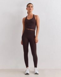 Damskie legginsy wysokostanowe uciskowe invisible scrunch Sculpting brązowe. Brązowe legginsy damskie Aim'n, xl, bez wzorów, z elastanu. Za 522.00 zł.