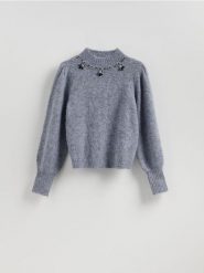 Sweter z biżuteryjną aplikacją - granatowy. Niebieskie swetry klasyczne damskie Reserved, l, z dzianiny, bez kołnierzyka. Za 149.99 zł.