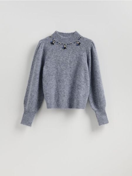 Sweter z biżuteryjną aplikacją - granatowy. Niebieskie swetry klasyczne damskie Reserved, l, z dzianiny, bez kołnierzyka. Za 149.99 zł.