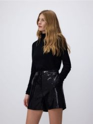 Szorty z cekinami - czarny. Czarne szorty damskie Reserved, bez wzorów, z tkaniny. W wyprzedaży za 109.99 zł.