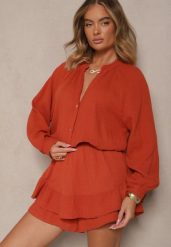 Pomarańczowy Kombinezon z Bawełny ze Spódnico-Spodenkami i Guzikami oraz Gumką w Talii Vimatthea. Brązowe kombinezony damskie Renee, bez wzorów, z bawełny, eleganckie, bez kołnierzyka, bez ramiączek. Za 129.99 zł.