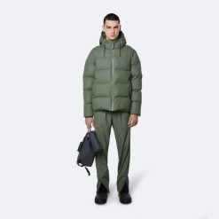KURTKA ZIMOWA MĘSKA RAINS PUFFER PUCHOWA RR-1506-19-XS. Zielone kurtki męskie Rains, na zimę, m, bez wzorów, z dresówki, sportowe, bez kaptura. Za 389.00 zł.