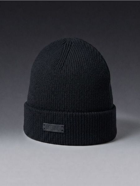 Bawełniana czapka beanie - czarny. Czarne czapki męskie Sinsay, bez wzorów, z bawełny. Za 19.99 zł.