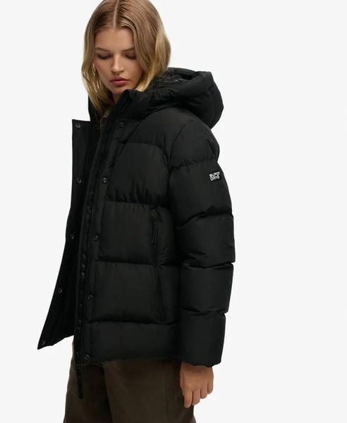 Superdry Kurtka puchowa średniej długości z kapturem – izolowana, z recyklingu. Czarne kurtki damskie Superdry., bez wzorów, z puchu, z kapturem. Za 652.30 zł.