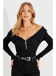 Cool and sexy Koszulka w kolorze czarnym rozmiar: S. Czarne bluzki damskie Cool and sexy, s, bez wzorów, bez kołnierzyka, bez ramiączek. Za 65.95 zł.