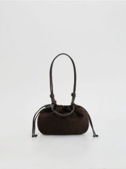 Pleciona torebka z imitacji zamszu - ciemnobrązowy. Brązowe torebki klasyczne damskie Reserved, bez wzorów, bez dodatków. Za 139.99 zł.