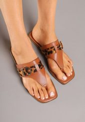 Jasnobrązowe Klapki z Ozdobną Klamerką i Wstawkami Animal Print Savicelle. Brązowe klapki damskie Renee, z aplikacjami, bez obcasa, na płaskiej podeszwie. W wyprzedaży za 47.99 zł.