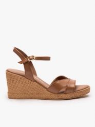 Brązowe sandały na koturnie. Brązowe sandały damskie Ryłko, bez wzorów, ze skóry, bez obcasa, na koturnie. Za 379.99 zł.