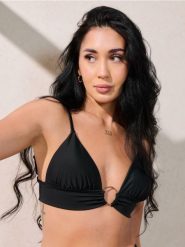 Góra od bikini z dekoracyjnym kółkiem - czarny. Czarne bikini damskie Sinsay, bez wzorów. Za 29.99 zł.