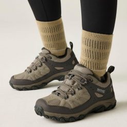 Buty damskie trekkingowe niskie z membraną Edgepoint IV. Brązowe obuwie trekkingowe damskie Regatta. W wyprzedaży za 296.00 zł.