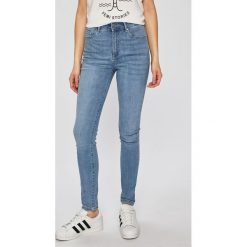 Vero Moda - Jeansy Sophia. Niebieskie jeansy damskie Vero Moda, z podwyższonym stanem. W wyprzedaży za 89.90 zł.