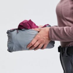 Kamizelka trekkingowa damska Forclaz MT100. Fioletowe kamizelki damskie FORCLAZ, m, z materiału. Za 129.99 zł.