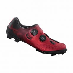 Buty Shimano SH-XC702. Czerwone buty trekkingowe męskie SHIMANO, bez zapięcia, rowerowe. W wyprzedaży za 784.70 zł.